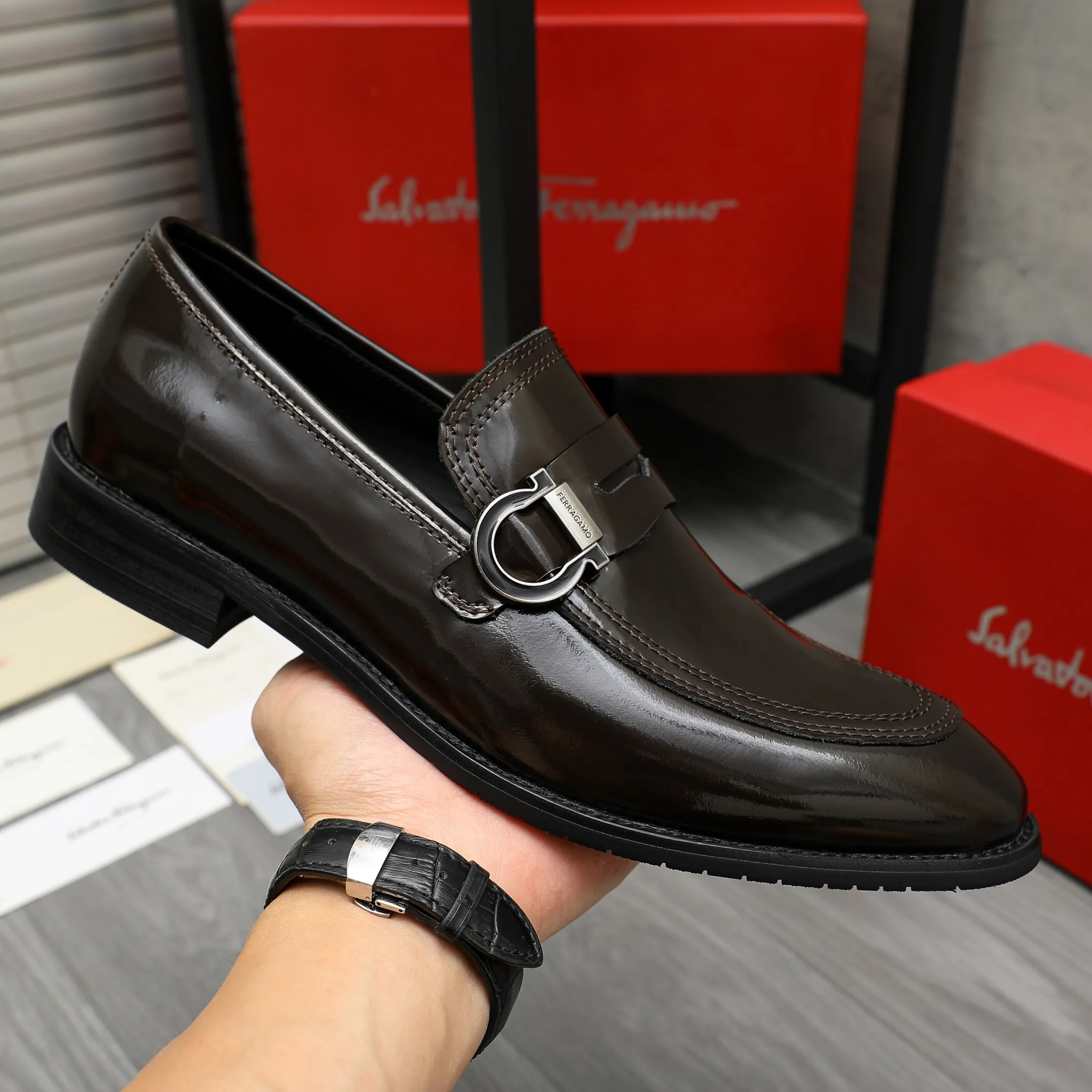 Men's shoes 💰460 Product trademark: Ferragamo "Ferragamo" business slip-on leather shoes Regular size: 39-44 Product materials: Selected high-quality pearlescent cowhide upper, cowhide lining, original outsole